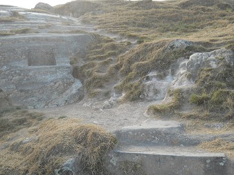Sacsayhuamn (Cusco), auf dem abgeflachten Hgel, Treppe in einem Stck aus dem Felsen gehauen 02 - und ein aus dem Felsen gehauener Thron