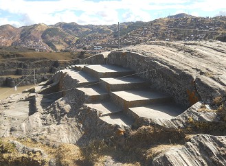 Sacsayhuamn (Cusco), en la colina
              aplanada, el trono gigante