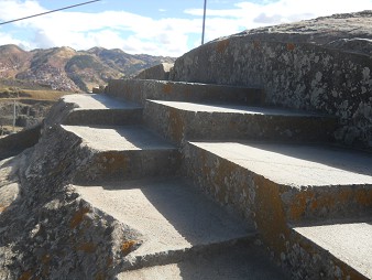 Sacsayhuamn (Cusco), en la colina aplanada, el trono gigante, primer plano 02