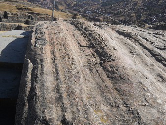 Sacsayhuamn (Cusco), en la colina aplanada, arco gigante, primer plano