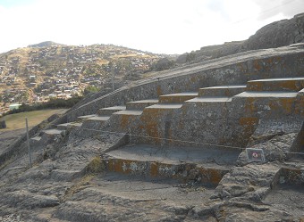 Sacsayhuamn (Cusco), el trono gigante en la colina aplanada, primer plano vista frontal 01