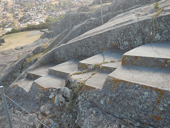 Sacsayhuamn (Cusco), el trono gigante en la colina aplanada, detalle izquierdo 01