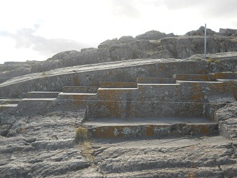 Sacsayhuamn (Cusco), el trono gigante en la colina aplanada, parte izquierda