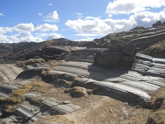 Sacsayhuamn (Cusco), auf dem abgeflachten Hgel, grosse Fels-Bogenformationen 08