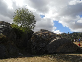 Sacsayhuamn (Cusco), en la base de la colina aplanada vemos elementos redondos 03