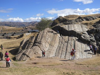 Sacsayhuamn (Cusco), toboganes 01