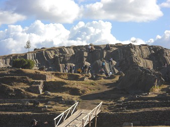 Sacsayhuamn (Cusco), Rutschbahnen 09, Blick vom Amphitheater her auf die Rutschbahnen