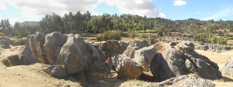 Sacsayhuamn (Cusco), grosser Steinbruch 01, gigantische, geschmolzene und geschnittene Steine, Panorama