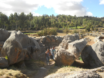 Sacsayhuamn (Cusco), grosser Steinbruch 01, gigantische, geschmolzene und geschnittene Steine 02