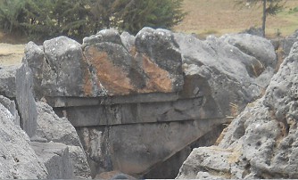 Sacsayhuamn (Cusco), grosser Steinbruch 01, gigantische, geschmolzene und geschnittene Steine 01, die umgekehrte Treppe, Nahaufnahme