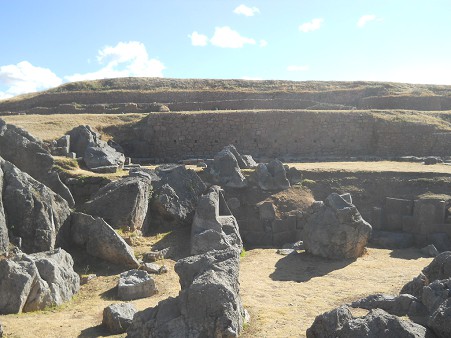 Sacsayhuamn (Cusco), grosser Steinbruch, die Ansammlung Steine 04