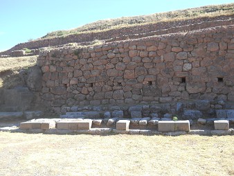 Sacsayhuamn (Cusco), grosser Steinbruch, die grosse Mauer mit rechteckingen, fast quadratischen Lchern 1