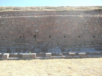 Sacsayhuamn (Cusco), grosser Steinbruch, die grosse Mauer mit rechteckingen, fast quadratischen Lchern 2