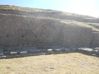 Sacsayhuamn (Cusco), grosser Steinbruch, die grosse Mauer mit rechteckingen, fast quadratischen Lchern 3