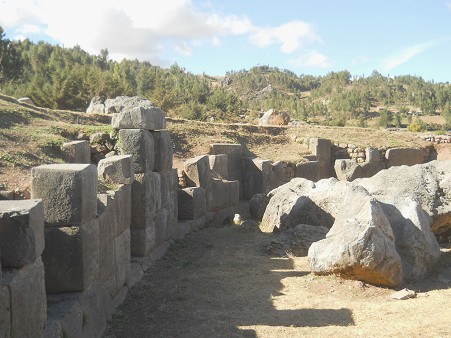 Sacsayhuamn (Cusco), grosser Steinbruch, der Chaosbereich, Sicht auf die Mauer - Nahaufnahme