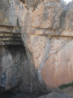 Sacsayhuamn (Cusco), grosser Steinbruch, der Fels mit der umgekehrten Treppe und Thron, Nahaufnahme