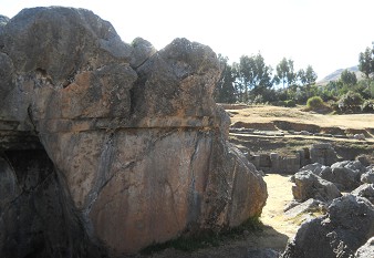 Sacsayhuamn (Cusco), grosser Steinbruch, der Fels mit der umgekehrten Treppe und Thron 01