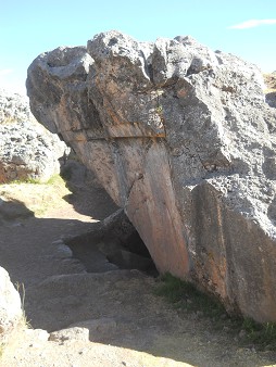 Sacsayhuamn (Cusco), grosser Steinbruch, der Fels mit der umgekehrten Treppe und Thron 03