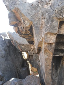 Sacsayhuamn (Cusco), grosser Steinbruch, der Fels mit der umgekehrten Treppe und Thron, Details 01