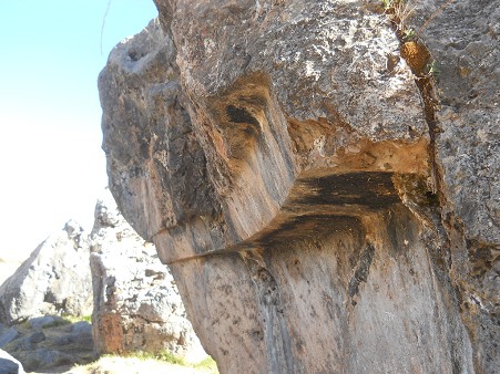 Sacsayhuamn (Cusco), grosser Steinbruch, la roca con trono con die umgedrehte Treppe, Detail 4, die Schnittflchen 1