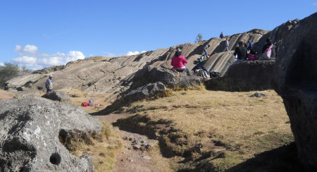 Sacsayhuamn (Cusco), grosser Steinbruch, vom Lochstein aus sieht man die Rutschbahnen