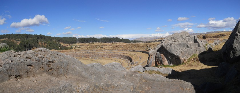 Sacsayhuamn (Cusco), grosser Steinbruch, Sicht aufs Amphitheater mit dem Mehrfachthron, Panorama