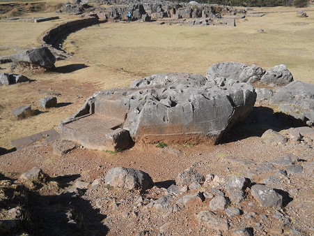 Cusco
              Sacsayhuamn 10, Chaosbereich, ein gewellter Stein mit
              Thron, Schnitten und Lchern