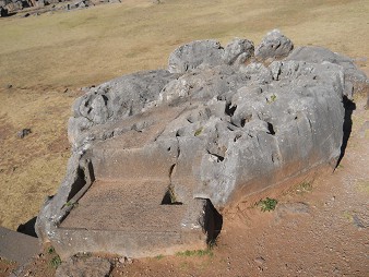 Cusco Sacsayhuamn 10, Chaosbereich, gewellter Stein mit Thron, Schnitten und Lchern 2