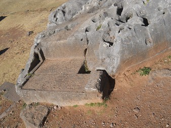 Cusco Sacsayhuamn 10, Chaosbereich, gewellter Stein mit Thron, Schnitten und Lchern - Thron Nahaufnahme 1