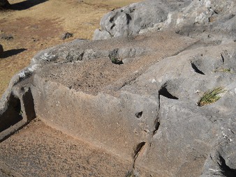 Cusco Sacsayhuamn 10, Chaosbereich, gewellter Stein mit Thron, Schnitten und Lchern - Thron mit speziellen Rndern, Nahaufnahme 3