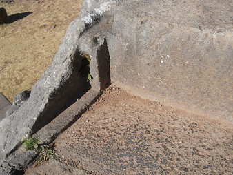 Cusco Sacsayhuamn 10, Chaosbereich, gewellter Stein mit Thron, Schnitten und Lchern - Thron mit speziellen Rndern, Nahaufnahme 4