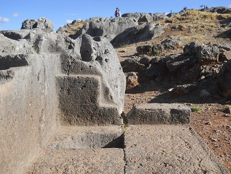 Cusco Sacsayhuamn 10, Chaosbereich, gewellter Stein mit Thron, Schnitten und Lchern - die Thronrnder der anderen Seite, Nahaufnahme 5
