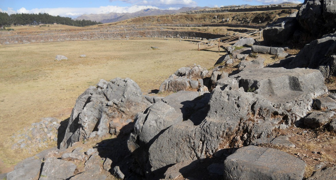 Cusco Sacsayhuamn 10, Chaosbereich, gruppierte, geschmolzene Steine mit Flchen, Panorama