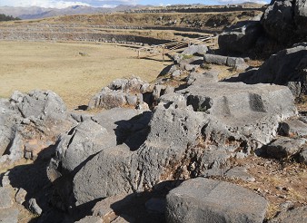Cusco Sacsayhuamn 10, Chaosbereich, gruppierte, geschmolzene Steine mit Flchen 2
