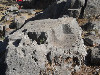 Cusco Sacsayhuamn 10, Chaosbereich, geschmolzener Stein mit Thron, Nahaufnahme 1