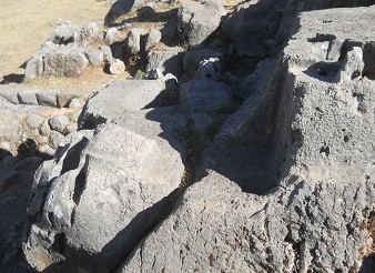 Cusco Sacsayhuamn 10, Chaosbereich, geschmolzener Stein mit Thron, Nahaufnahme 2