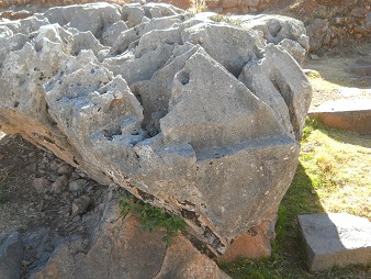 Cusco Sacsayhuamn 10, Chaosbereich, spitz zulaufender Stein mit Lchern und Thron 01