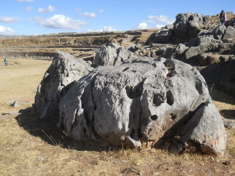 Cusco Sacsayhuamn 10, Chaosbereich: Noch ein geschmolzener Stein mit Lchern und Thronen