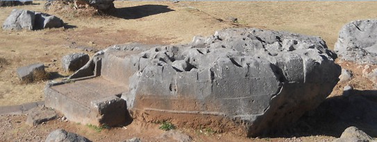 Cusco Sacsayhuamn, das Amphitheater 02, der Stein mit dem fein geschnittenen Thron, Schnittflchen, einer gewellten Oberflche und Lchern drin, Nahaufnahme