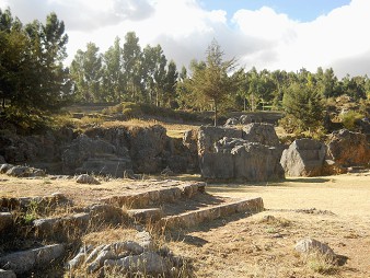 Cusco Sacsayhuamn, Bereich mit Gigasteinen und Thronen 01