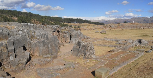 Cusco Sacsayhuamn: Das Amphitheater mit dem Chaosbereich mit Thronen und Fundamenten - Panorama