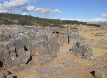 Cusco Sacsayhuamn: Das Amphitheater mit dem Chaosbereich mit Thronen und Fundamenten 01