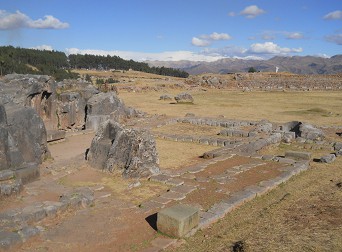 Cusco Sacsayhuamn: Das Amphitheater mit dem Chaosbereich mit Thronen und Fundamenten 02