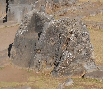 Cusco
              Sacsayhuamn: Das Amphitheater mit einem Chaosbereich mit
              Thronen und Fundamenten