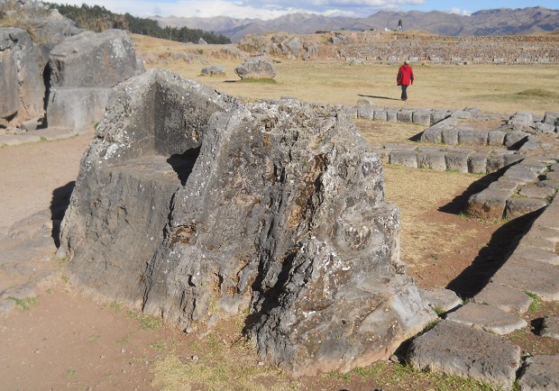 Cusco Sacsayhuamn, Amphitheater, Thron 2 mit Fundamenten