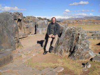 Cusco Sacsayhuamn: Das Amphitheater, Michael Palomino auf dem Thron 2