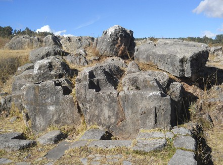 Teilmauer mit Thronen und Gigasteinen 3