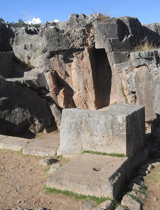 Cusco Sacsayhuamn: Im Amphitheater,
              geometrisch-trapezoide, vieleckige Steine bei der
              Nischentre