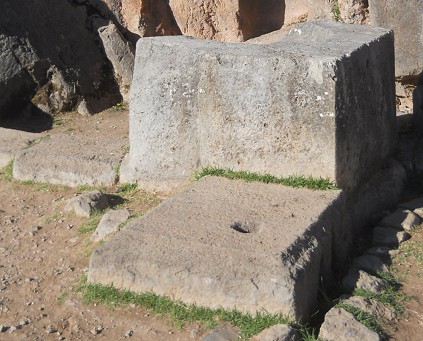 Cusco Sacsayhuamn: Im Amphitheater, geometrisch-trapezoide, vieleckige Steine bei der Nischentre - Nahaufnahme