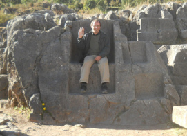 Cusco Sacsayhuamn: Im Amphitheater, Michael Palomino
              grsst von einem Thron in der Thronwand